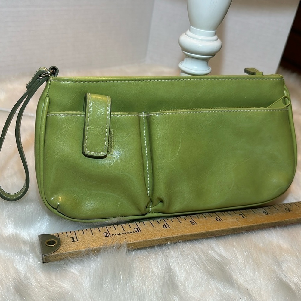 EUC vintage lime green vinyl clutch/wristlet perfect for St. Patrick’s day 🍀